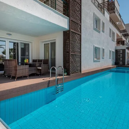 Beautiful Three Bedroom With Private Pool דירה *