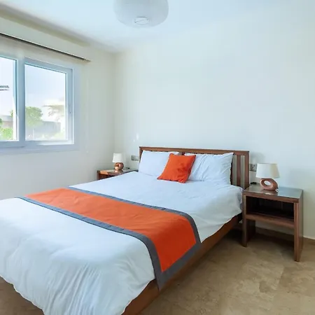 Beautiful Three Bedroom With Private Pool דירה