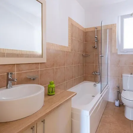 Beautiful Three Bedroom With Private Pool *
